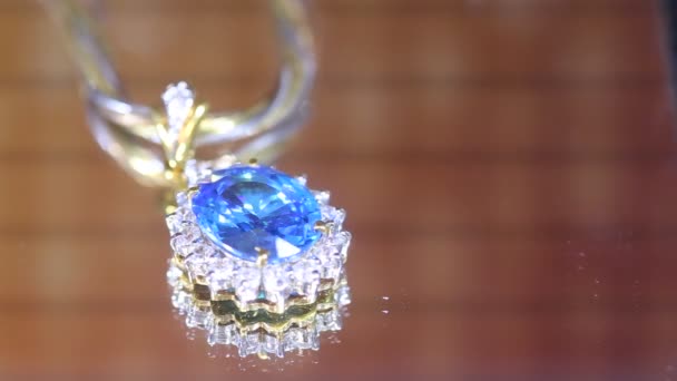 Collar Diamantes Zafiro Azul Tiro Cerca Estudio — Vídeo de stock