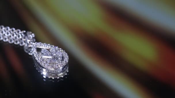 Lujoso Collar Oro Blanco Con Diamantes Sobre Fondo Dorado Claro — Vídeo de stock