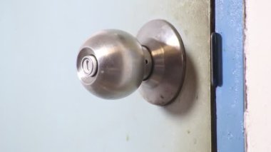 Krom metal saplı modern beyaz kapı açılıyor. İç mekan elementleri, kapıyı açmak için, güvenlik, giriş konsepti.