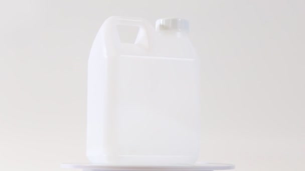 Witte Plastic Gallon Witte Achtergrond — Stockvideo
