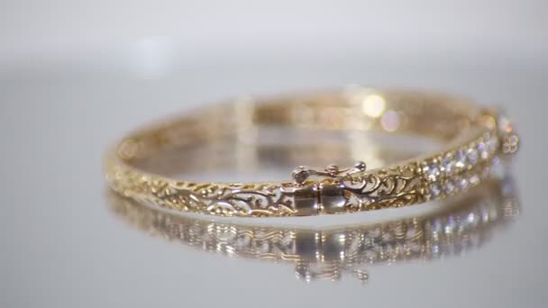 美しい金のブレスレット宝石のダイヤモンドのバングルが付いている金の金のプラチナ — ストック動画