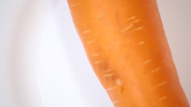 Havuçlar arka plan olarak döner.