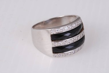 beyaz izole güzel gümüş yüzük -