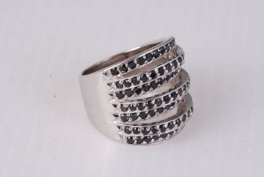 beyaz izole güzel gümüş yüzük -