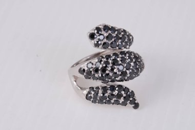 beyaz izole güzel gümüş yüzük -