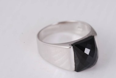 beyaz izole güzel gümüş yüzük -