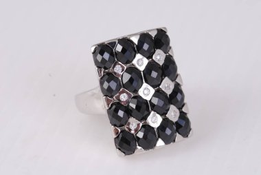 beyaz izole güzel gümüş yüzük -