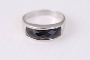 beyaz izole güzel gümüş yüzük -