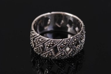 Siyah arkaplanda gümüş halka