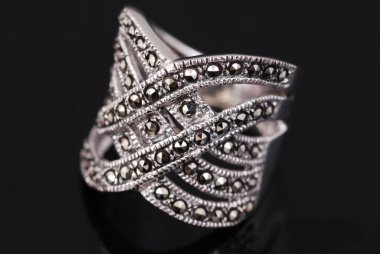 Siyah arkaplanda gümüş halka