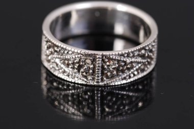 Siyah arkaplanda gümüş halka