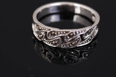 Siyah arkaplanda gümüş halka