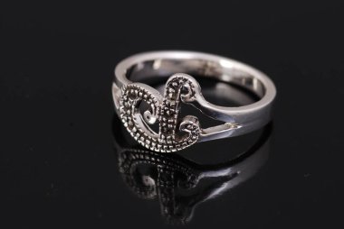 Siyah arkaplanda gümüş halka