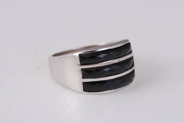 beyaz izole güzel gümüş yüzük -