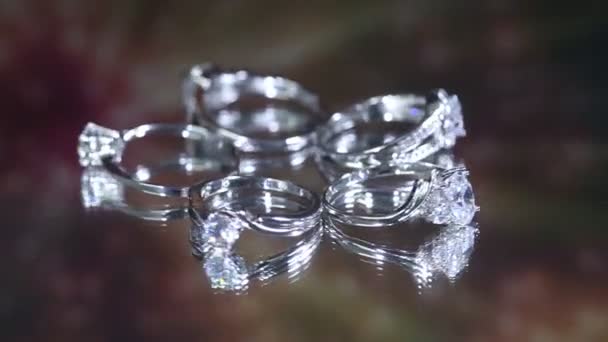 Groep Diamanten Ringen Gestapeld Een Licht Gekleurde Achtergrond — Stockvideo