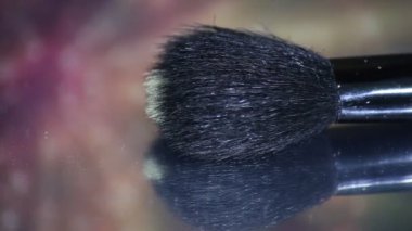 Makyaj ve yanak fırçaları yumuşak kıllar cilde zarar vermez..