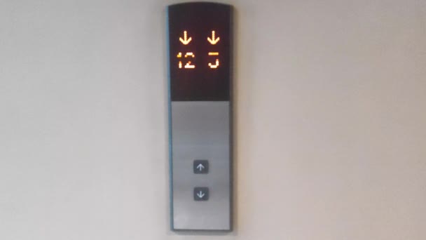 显示下楼的电梯显示楼层编号 — 图库视频影像