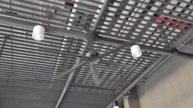 Çelik çatıdaki tavan vantilatörü.