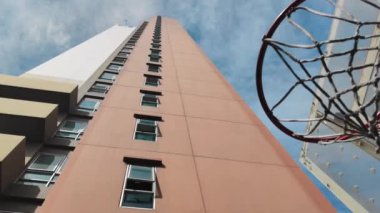 Basketbol sahasındaki boş basket potası..