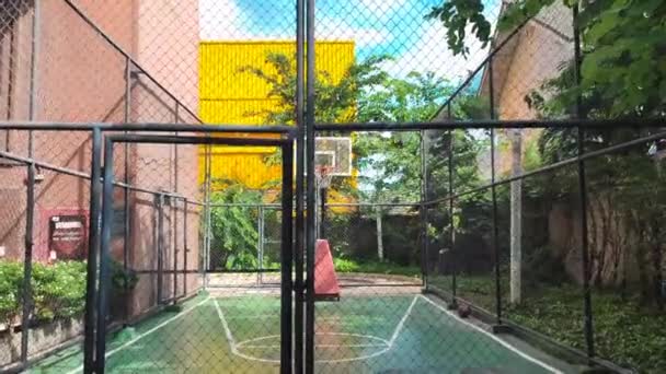 Κενό Γήπεδο Μπάσκετ Μπάλα Ένα Καλάθι Στεφάνι Μπάλα — Αρχείο Βίντεο