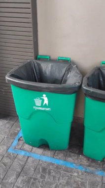 Toplumda eski yeşil çöp bidonları