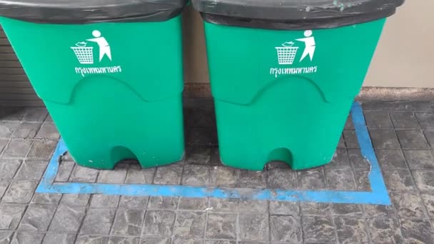 社区内的一排排旧环保垃圾桶 — 图库视频影像