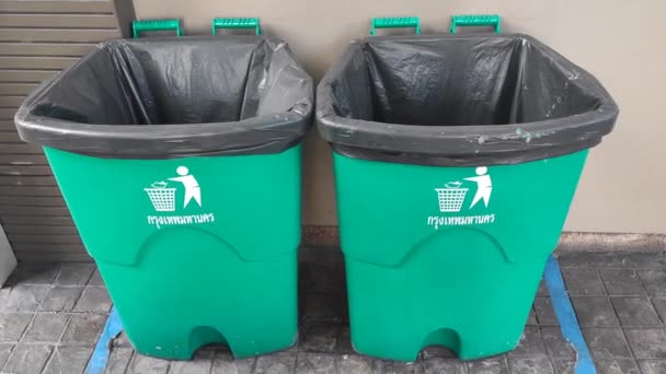 社区内的一排排旧环保垃圾桶 — 图库视频影像