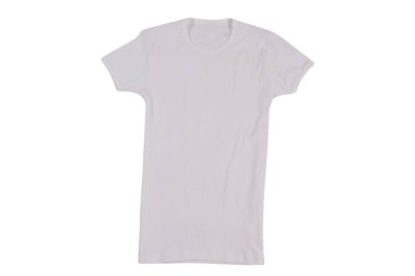 Beyaz tişört arka planda duruyor. Erkekler için günlük kıyafetler, yaz koleksiyonu.