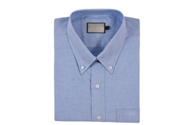Erkek klasik mavi katlanmış pamuklu gömlek uzun ya da kısa kollu ve beyaz arka plan üzerinde izole mavi boş etiket.