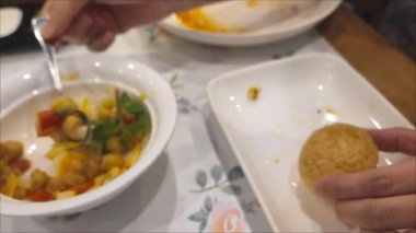 Panipuri patates, soğan ya da nohut ile doldurulmuş kızarmış ekmek küresidir. Hint alt kıtasında yaygın bir sokak yiyeceğidir. Genellikle demirhindi, acı biber ya da chaat ile baharatlandırılır.
