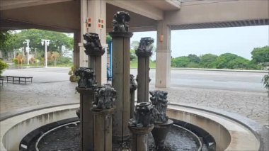 Yağmur yağdığında Okinawa 'yı simgeleyen heykel