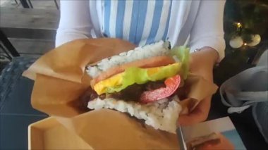 Okinawa yerel mutfağı domuz yumurtalı pirinç topu