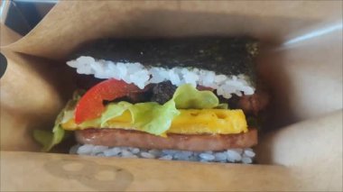Okinawa yerel mutfağı domuz yumurtalı pirinç topu