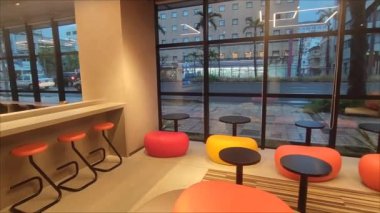 Otel lobisi, minimalist tarzda.