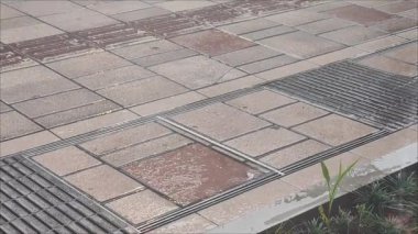 Kaldırıma yağmur yağıyor, hava serin..