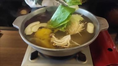 Sukiyaki, geleneksel Japon yemeği.