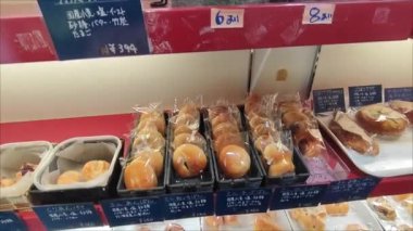 Japonya 'daki pastanede çeşitli ekmekler sergileniyor.