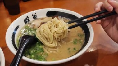 Ünlü bir restoranda Japon eriştesi.