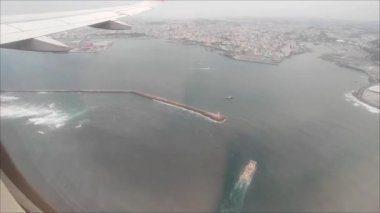 Bulutlarda uçarken bulutlarda uçarken. Bulutlar kamerada hareket ediyor. Bulutların arasında uçarken