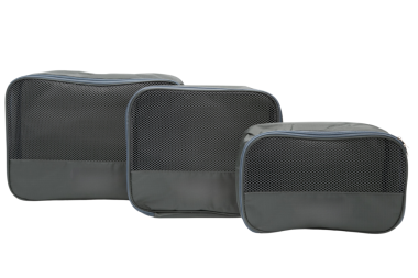 Beyaz arkaplanda gri deri makyaj çantası var.