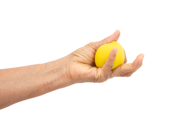 Kadın eli, beyaz arka planda stres topu sıkıyor.