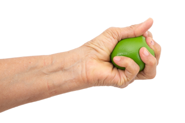 Kadın eli, beyaz arka planda stres topu sıkıyor.