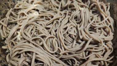 Beyaz tabakta soba eriştesi. Japon yemeği..