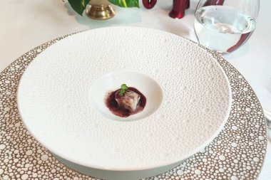 Kızarmış sebzeli balık filetosu.