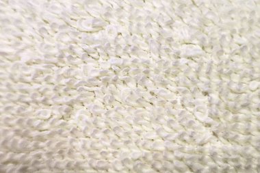 Metin için boş alanı olan hafif kumaş arkaplan. Soyut beyaz yumuşak örgü desenli.