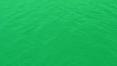 Işıldayan yeşil ekran krom anahtar su yüzeyinin canlandırması doğrudan yukarıdan görülen parlak ışığı yansıtıyor. Çokluortam kullanımı için yüksek çözünürlüklü 4K hareket grafiği.