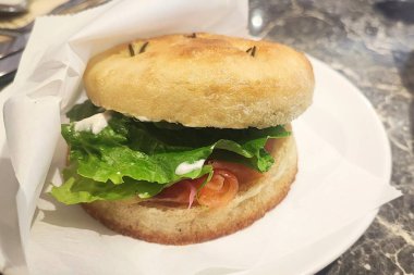 Beyaz tabakta füme somon simidi.