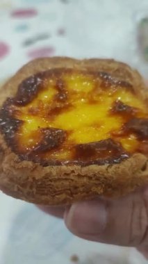 Portekiz 'in ünlü geleneksel tatlı yumurtalı tartı.