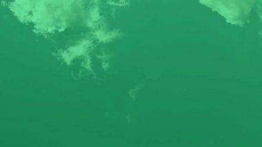 Rüzgarda hareket eden bulutlarla canlanmış mavi gökyüzü