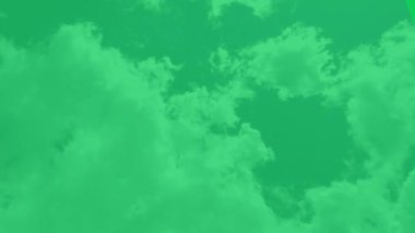 Rüzgarda hareket eden bulutlarla canlanmış mavi gökyüzü